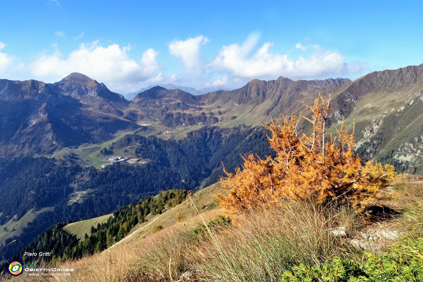 38 La faticosa salita sta terminando ed i panorami si allargano.JPG -                                